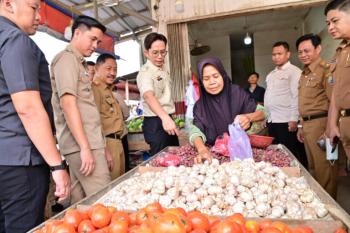 Jelang Idulfitri, Bupati Radityo Egi Pratama Pastikan Harga Bahan Pokok di Pasaran Tetap Stabil